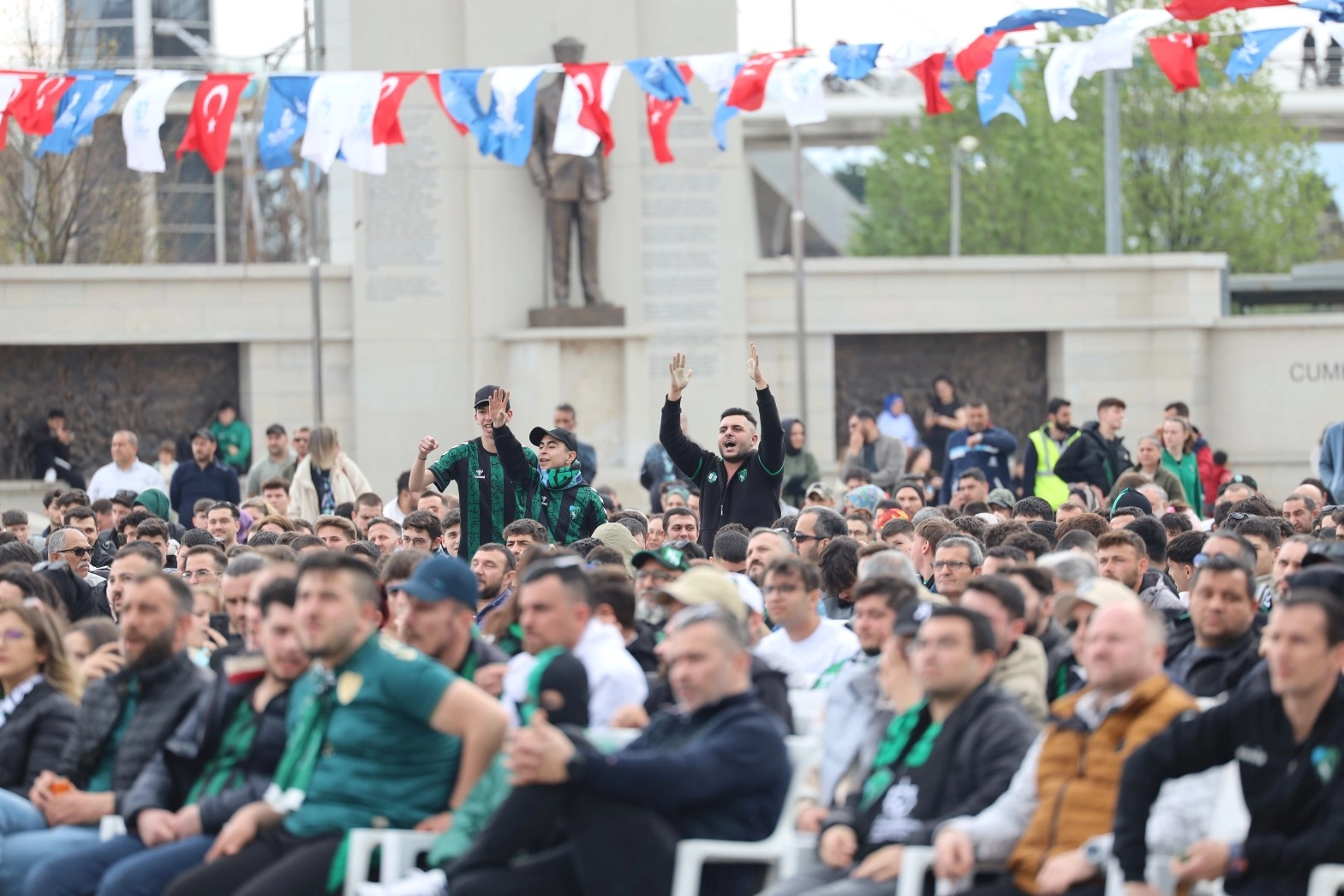 İzmit Kent Meydanı’nda yeşil-siyah heyecan