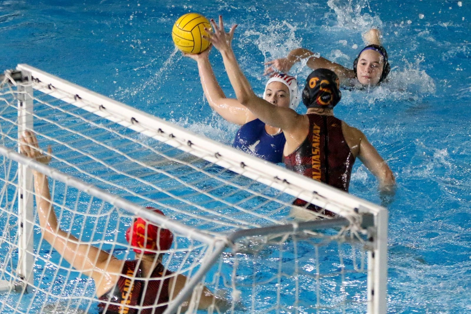 İzmir Büyükşehir sutopunda kupa yolunda