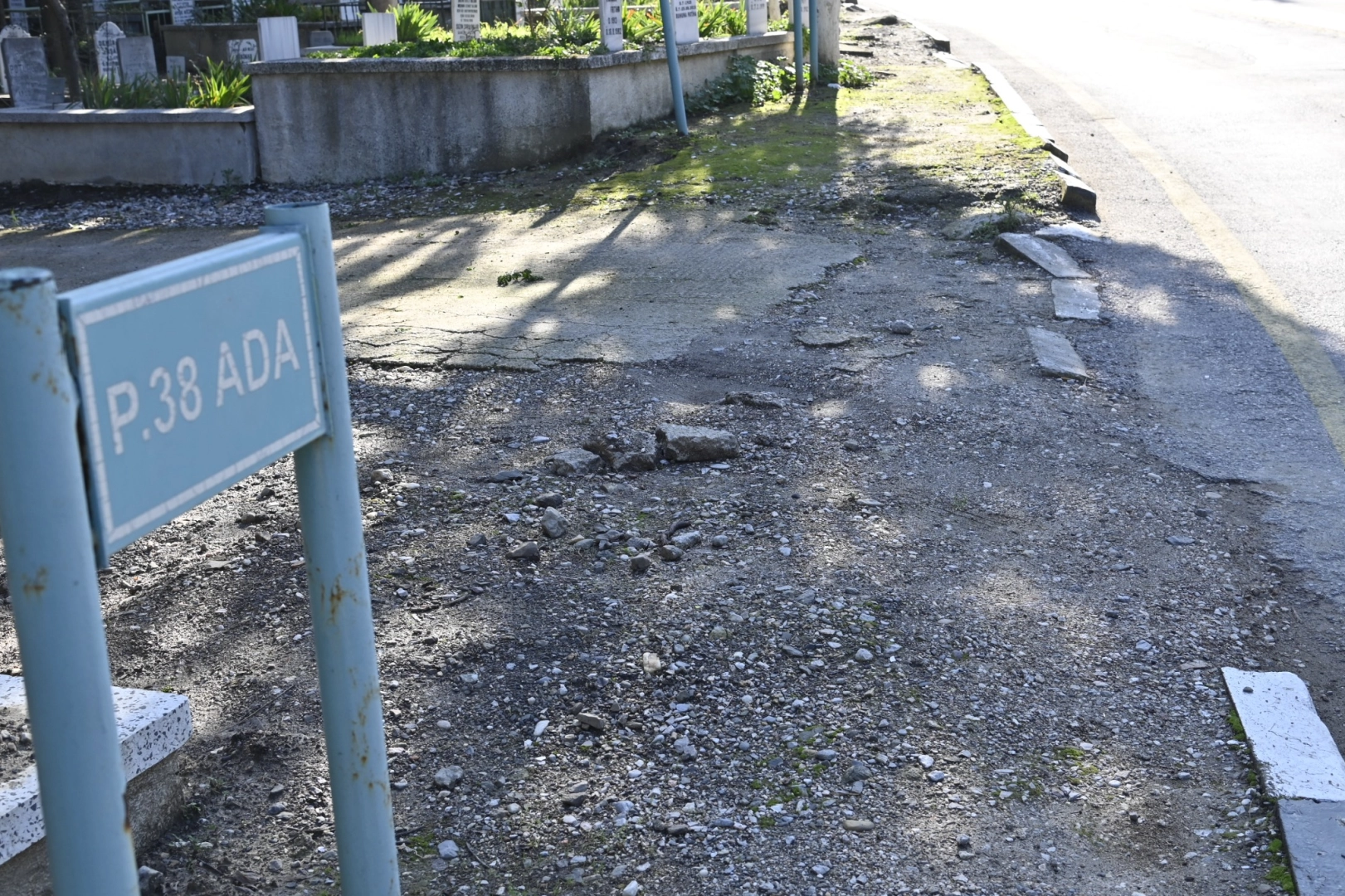 Kırtık Mezarlığı’nda bozulan kaldırımlar yenilendi