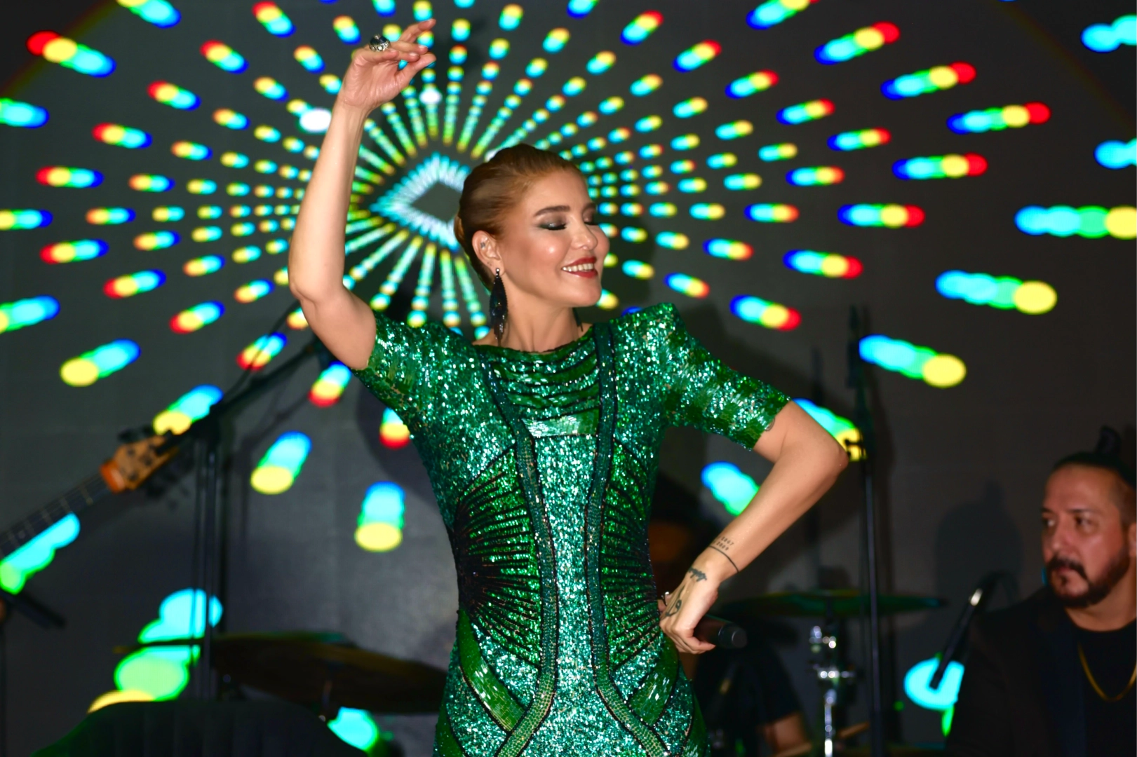 Gülben Ergen, Bursa'daki düğünde sahne şovuyla büyüledi