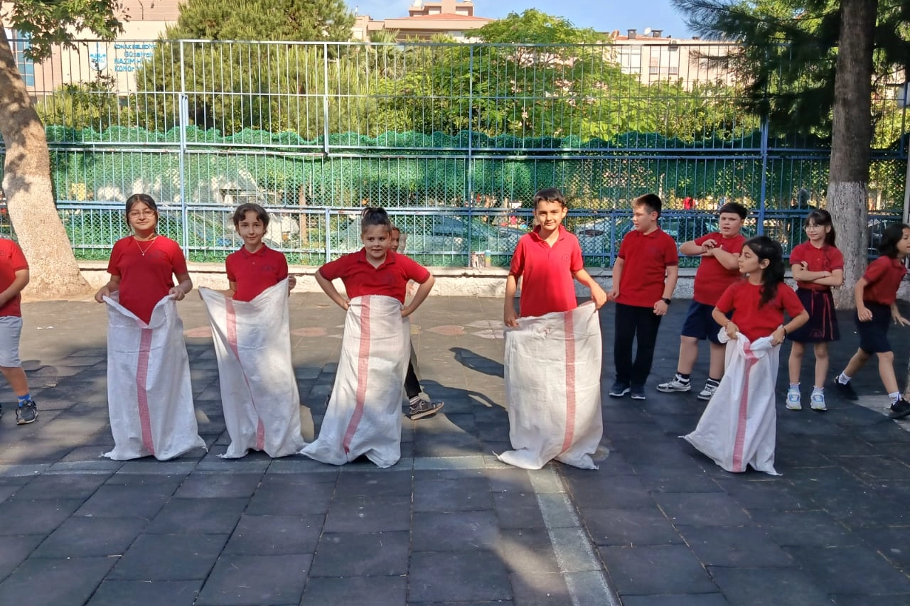 İzmir'de Geleneksel Çocuk Oyunları Şenliği coşkuyla geçti