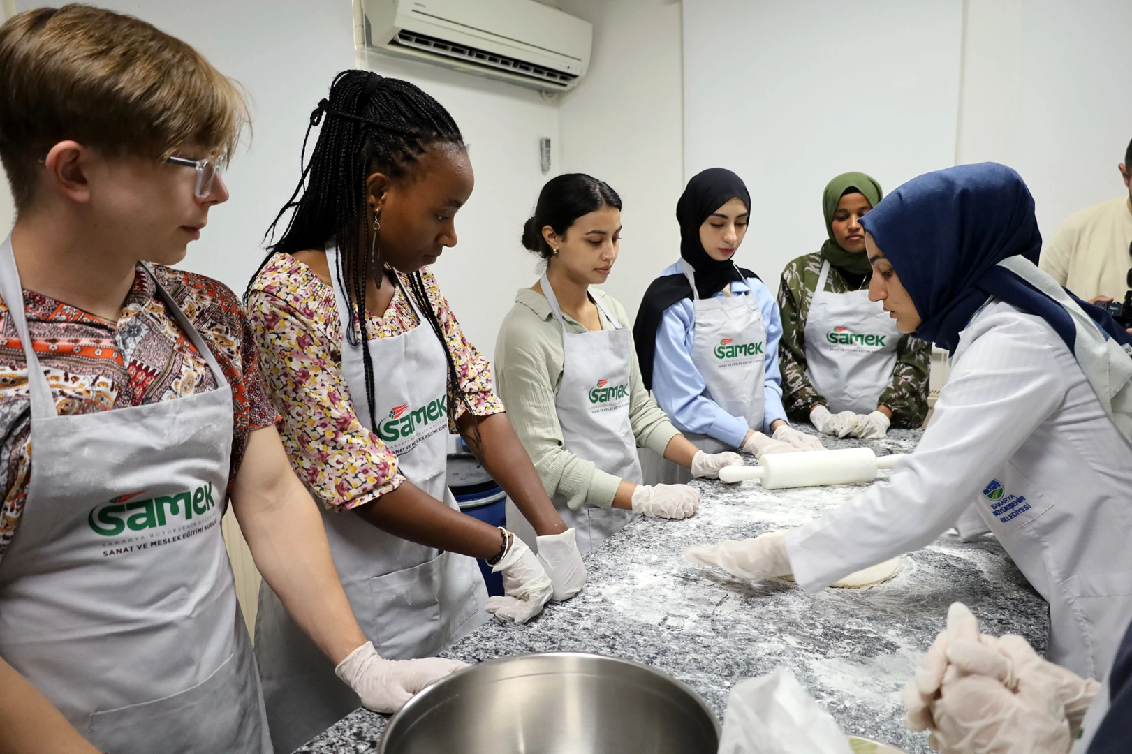 Dünyanın gençleri Türk kültürünü SAMEK ile tanıdı
