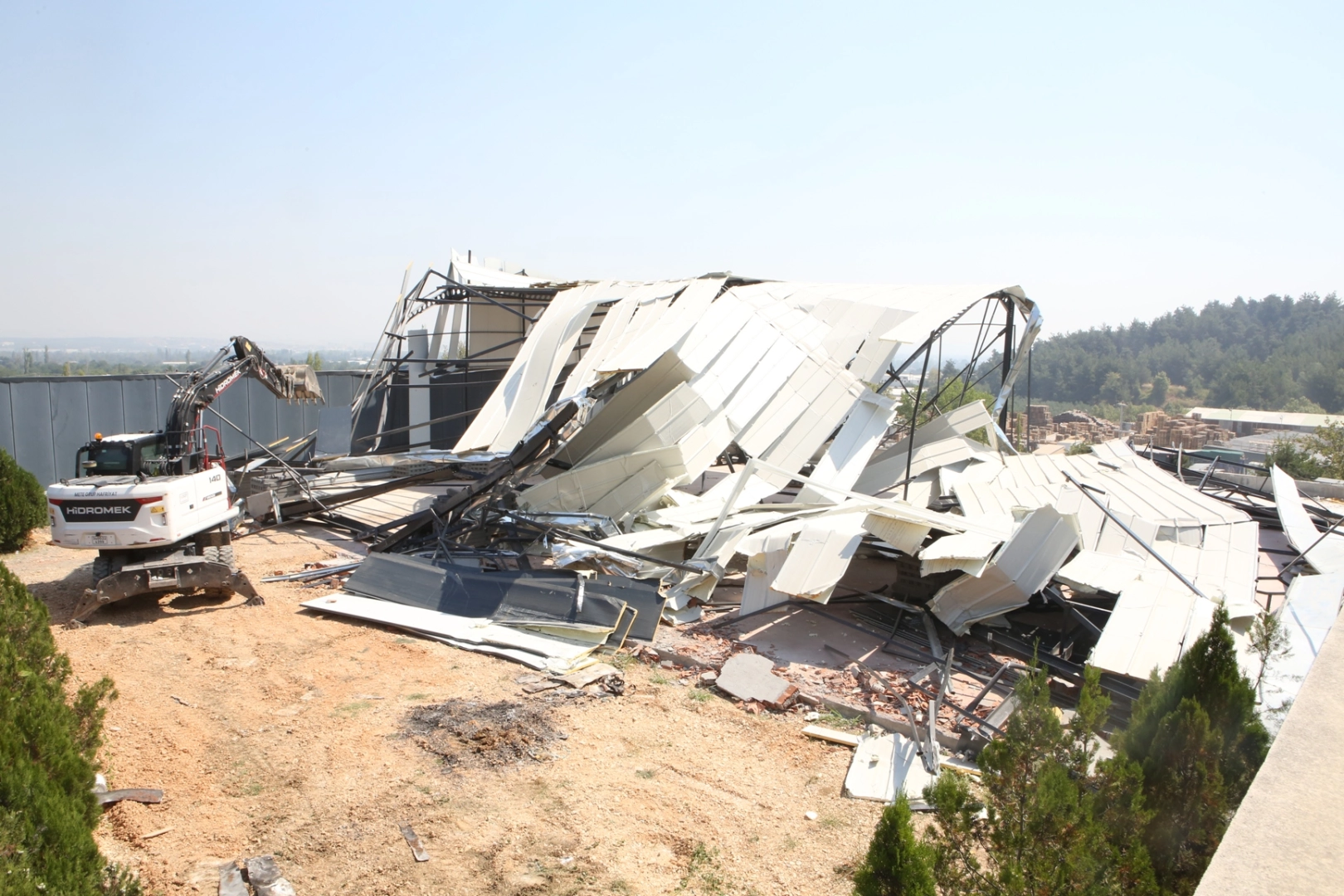 Bursa Kayapa’da iki kaçak yapı yıkıldı